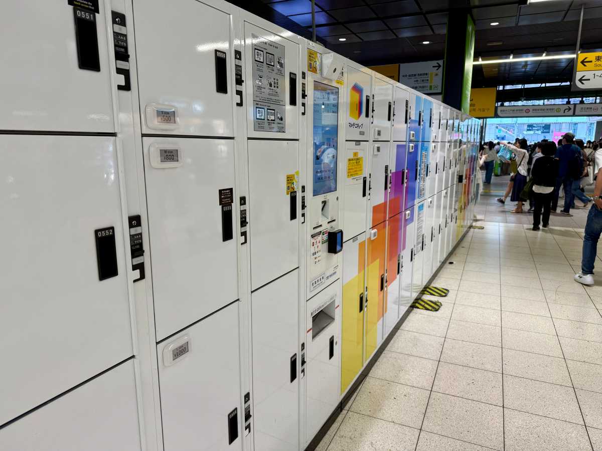 JR新宿駅構内のロッカー案内・操作パネル・改札内外の位置表示