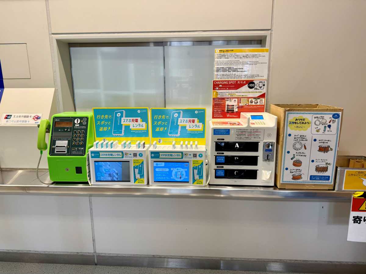バスタ新宿4階のコイン式携帯電話充電器と発車案内板周辺