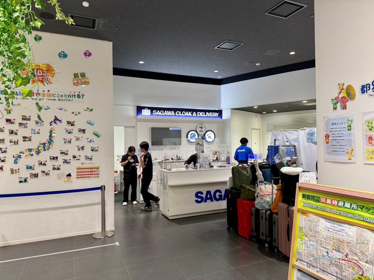 バスタ新宿内の佐川急便サービスセンター案内と受付入口