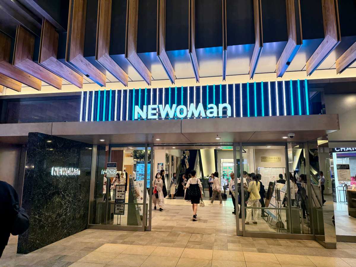 新宿駅ミライナタワー改札正面のNEWoMan入口とフードホール・カフェ方面の導線