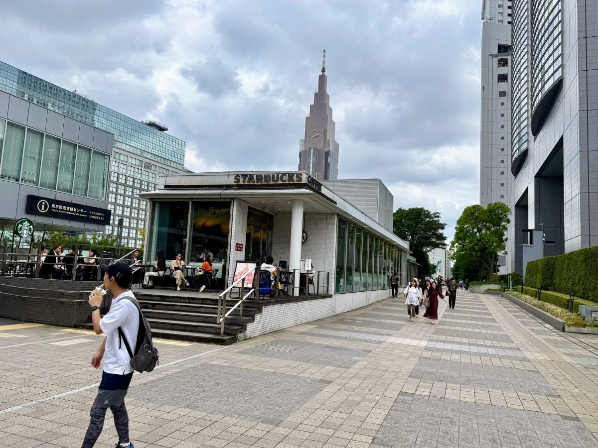 新宿サザンテラス広場と遊歩道の屋外休憩スペース