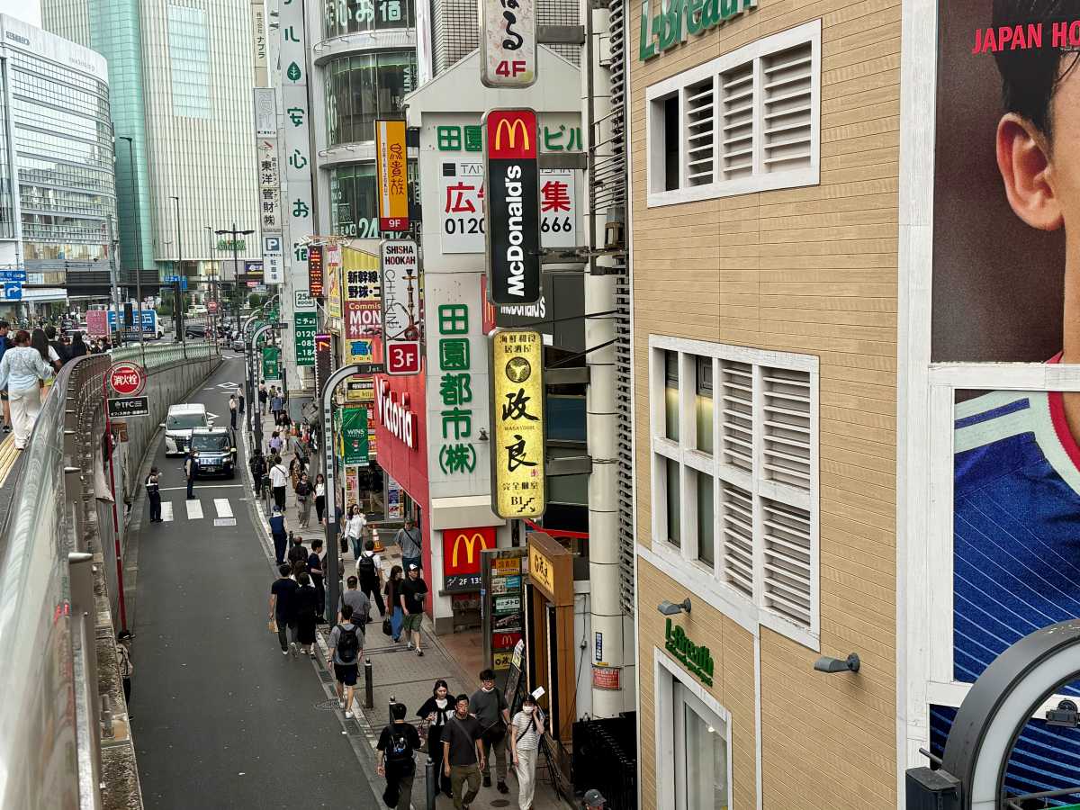 マクドナルドJR新宿南口店など早朝営業店舗の入口と営業時間表示