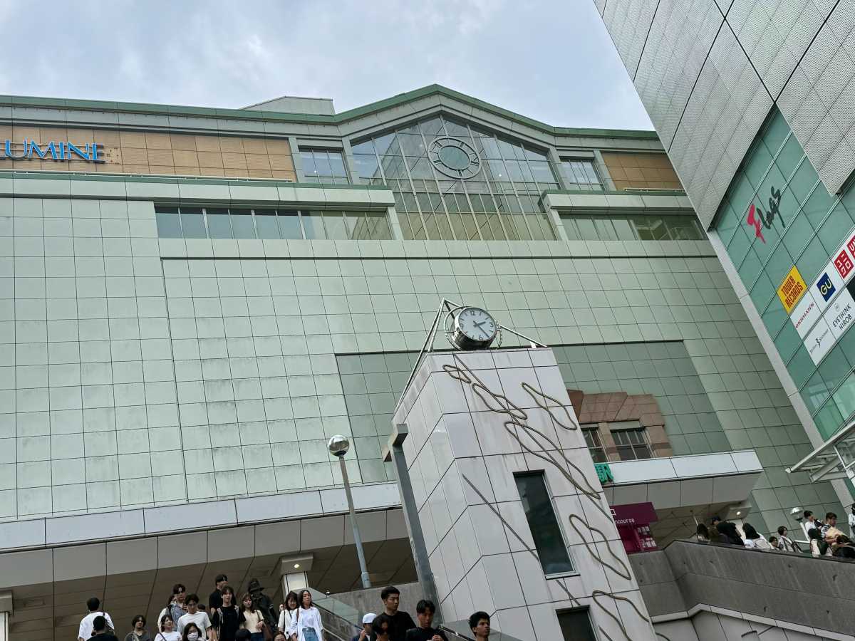 ルミネ新宿の入口と館内フロア案内