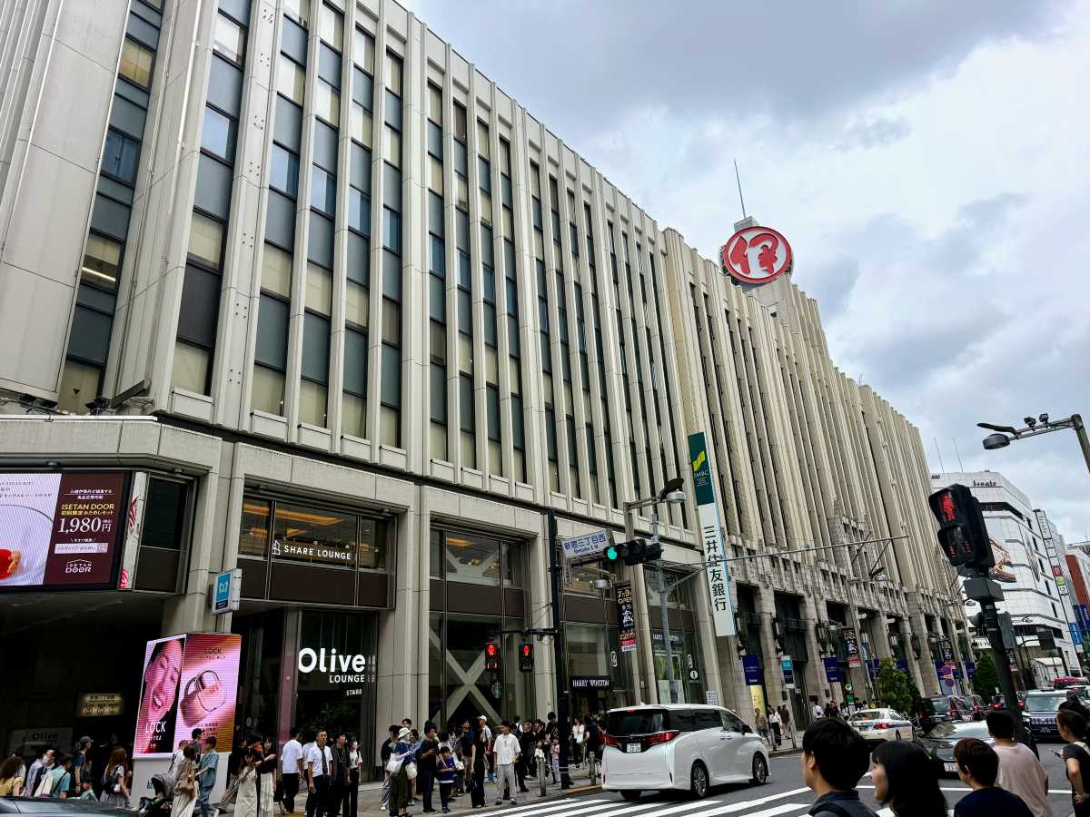 伊勢丹新宿店の入口と本館6階ベビー休憩所案内