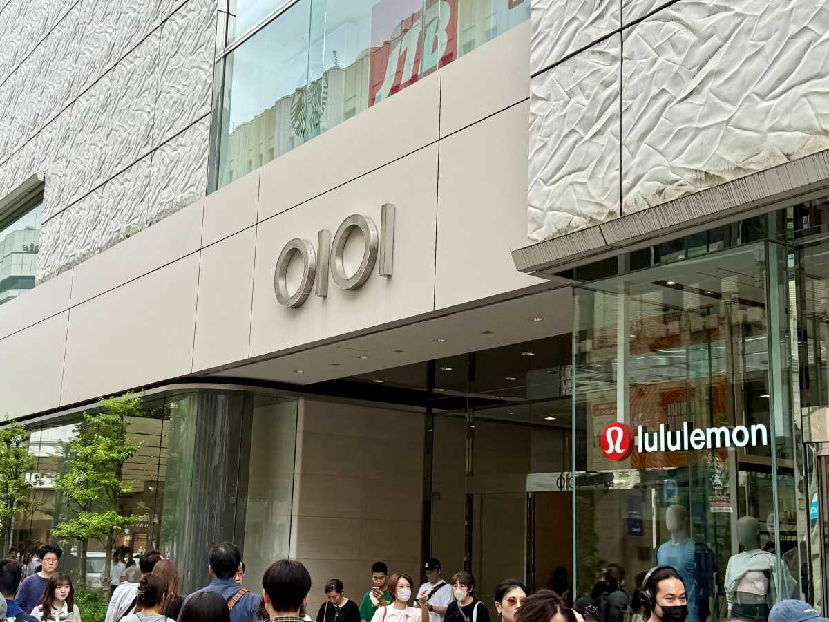 新宿マルイ本館の入口と授乳室案内