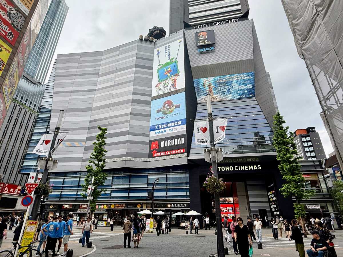 新宿ピカデリー・TOHOシネマズ新宿の外観と上映スケジュール案内