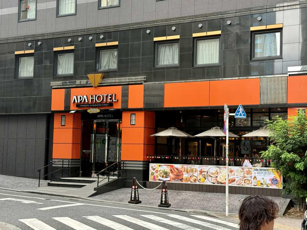 新宿駅東口方面のホテル外観・入口・フロント案内