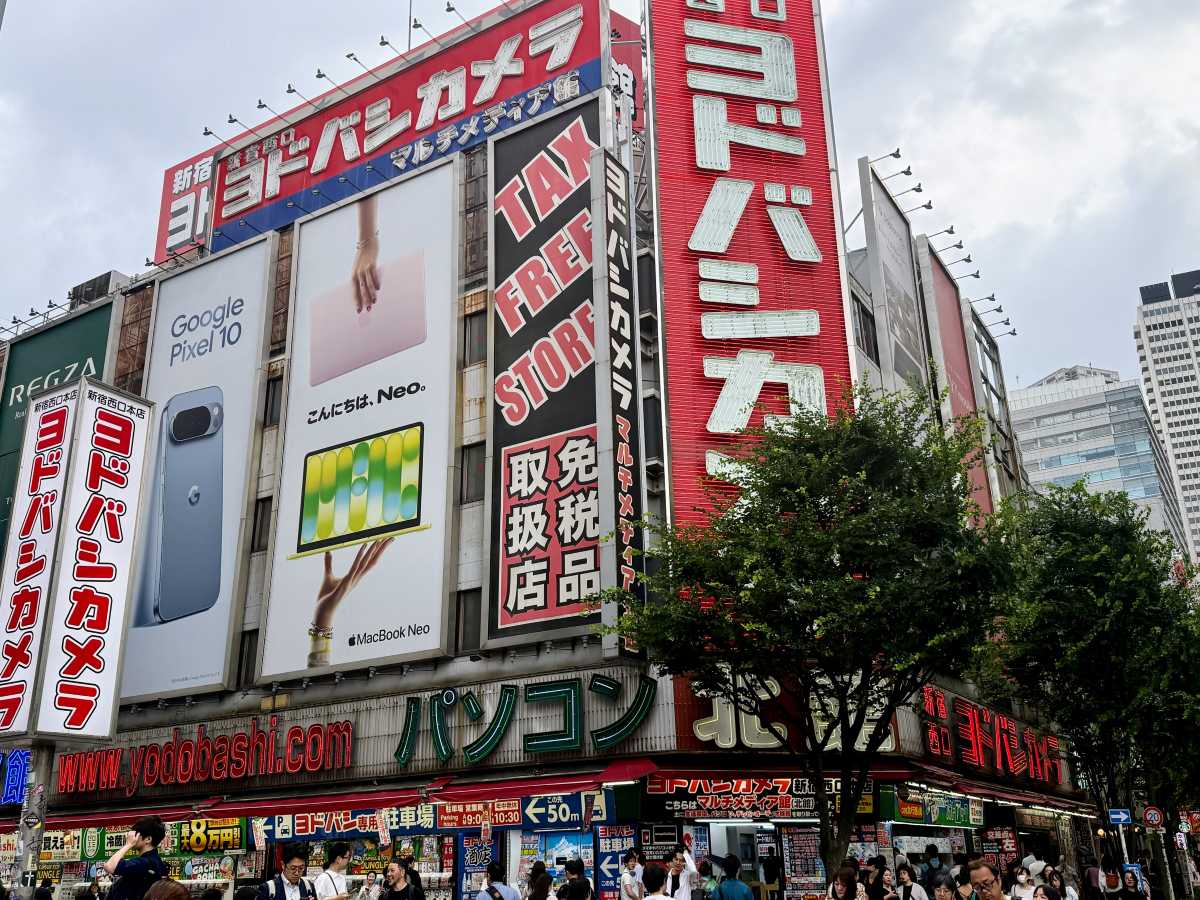 ヨドバシカメラ・ビックカメラ等の入口とスマホアクセサリー売場案内