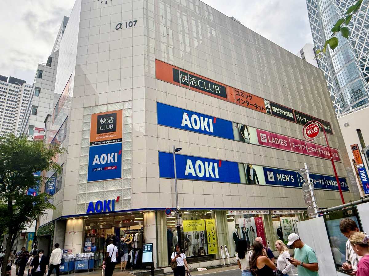 快活CLUB新宿駅西口店が入るビル入口・看板・受付階案内