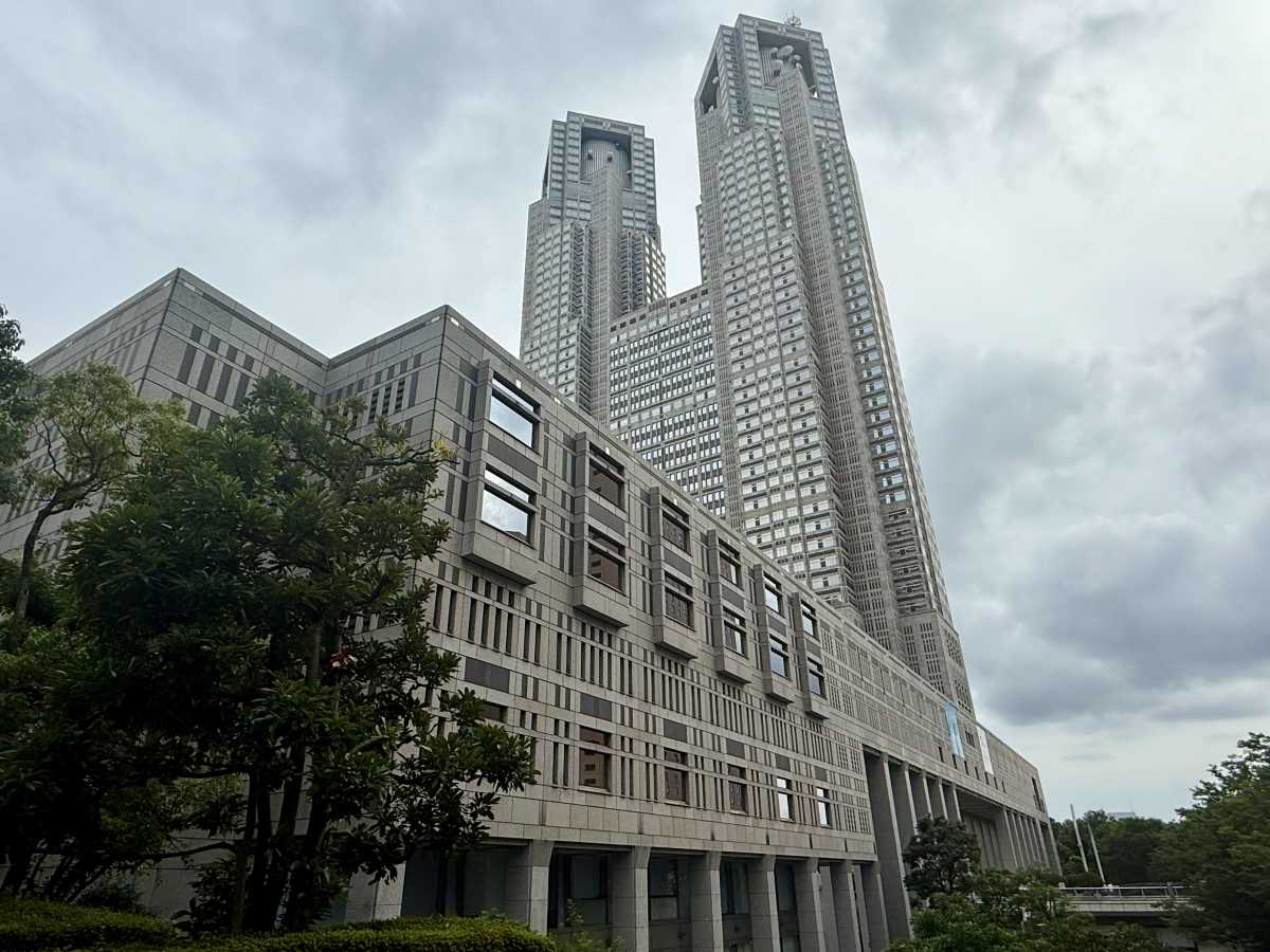 東京都庁第一本庁舎の入口と展望室入口案内